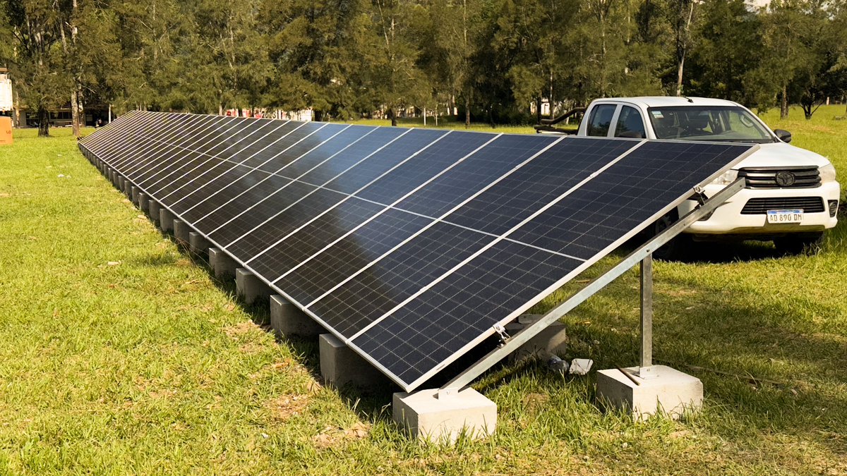 Instalamos los primeros paneles solares del Parque Solar de la UNSa, un paso hacia el futuro sustentable que soñamos: ahorro energético, menor huella de carbono y compromiso con la sostenibilidad.