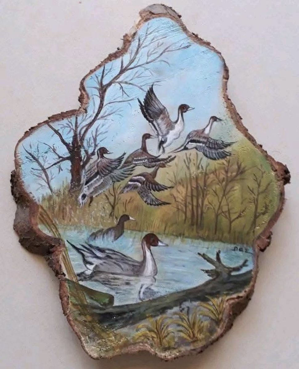 الرسم على بقايا الأخشاب هو فن يجمع بين الطبيعة والفن التشكيلي، حيث يتم استخدام قطع من الخشب الطبيعي أو المهمل كقماش للرسم. هذا النوع من الفن يبرز جمال الخشب وملمسه الطبيعي، ويضيف أبعاداً إضافية إلى اللوحة. عادةً ما يتم اختيار القطع ذات الشكل أو الملمس الفريد ويتم توظيف الفكره