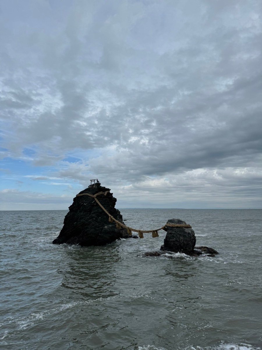 kfam_log's tweet photo. 伊勢志摩旅行振り返り①

関東から深夜出��で車で伊勢旅行🚗
朝一番に、名勝「二見の浦」にある二見興玉神社へ⛩️
ここで身を清めてから伊勢神宮に参拝するのが順序とのこと！
夫婦岩のそびえる清らかな空間で心が洗われた！
無料駐車場あり🅿️ https://t.co/NKxoa2H77H