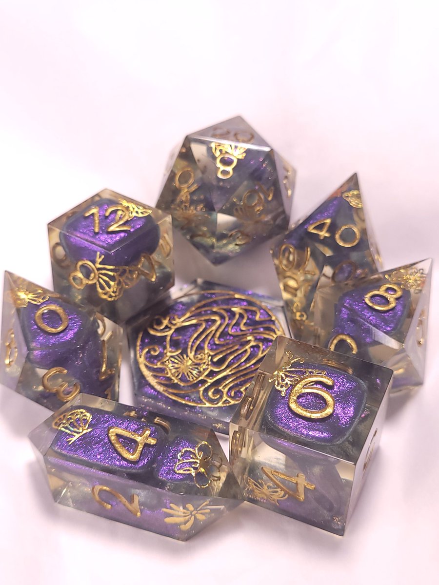 FlutesCreations's tweet photo. Shifting Flight is a yellowed set with bloops of color shifting resin topped with golden butterflies and florals. It's topped off with gold inking.  

#flutescreations #dicemaker #handmadedice #ttrpg #dice https://t.co/apZLsrC4o0