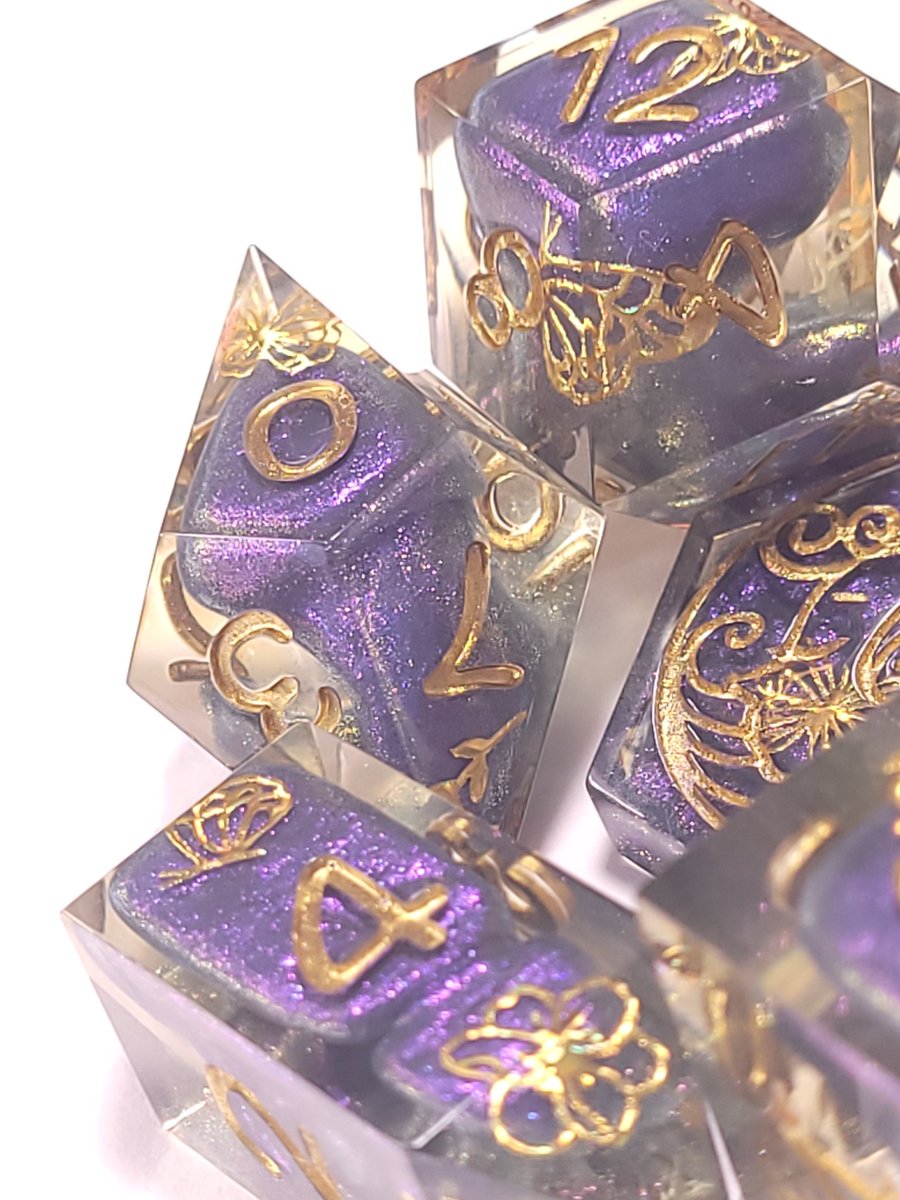 FlutesCreations's tweet photo. Shifting Flight is a yellowed set with bloops of color shifting resin topped with golden butterflies and florals. It's topped off with gold inking.  

#flutescreations #dicemaker #handmadedice #ttrpg #dice https://t.co/apZLsrC4o0