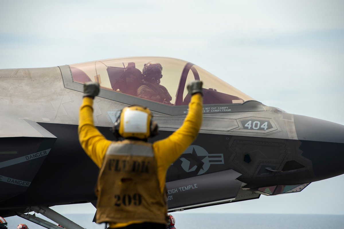 USPacificFleet's tweet photo. #FlightOpsFriday 🛫🇺🇸
#USNavy Sailors conduct flight ops on the flight deck of the Nimitz-class aircraft carrier #USSCarlVinson (CVN 70) while conducting routine ops in the #US7thFleet area of operations, Dec. 27.
📍: South China Sea
📸: U.S. Navy photos by MC3 Nate Jordan https://t.co/51jFzSz3ct