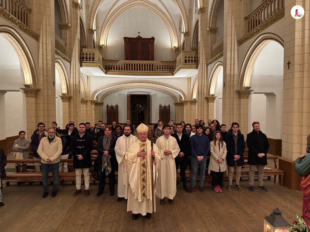 IglesiaEnLeon's tweet photo. 🤗 Felicitamos al grupo de ✝️ @jovpapones en la celebración de la fiesta de su patrono 🦅 San Juan, apóstol y evangelista, que -acompañada musicalmente por el 🎶 coro de @pasjuleon- presidió esta tarde nuestro Obispo el P. @cmfluisangel en la ⛪️ #Capilla del #MDydSS. https://t.co/C9VfZvT77u