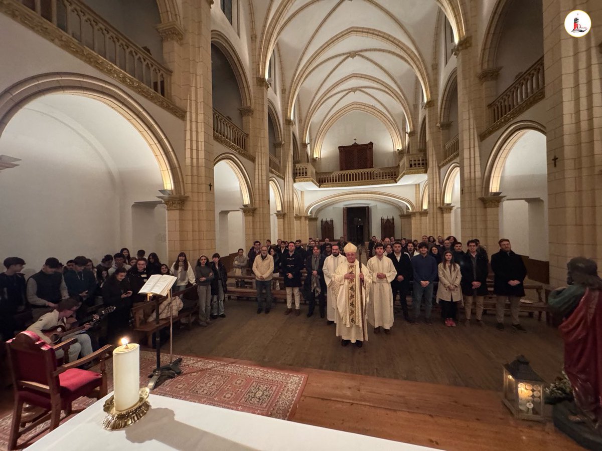IglesiaEnLeon's tweet photo. 🤗 Felicitamos al grupo de ✝️ @jovpapones en la celebración de la fiesta de su patrono 🦅 San Juan, apóstol y evangelista, que -acompañada musicalmente por el 🎶 coro de @pasjuleon- presidió esta tarde nuestro Obispo el P. @cmfluisangel en la ⛪️ #Capilla del #MDydSS. https://t.co/C9VfZvT77u