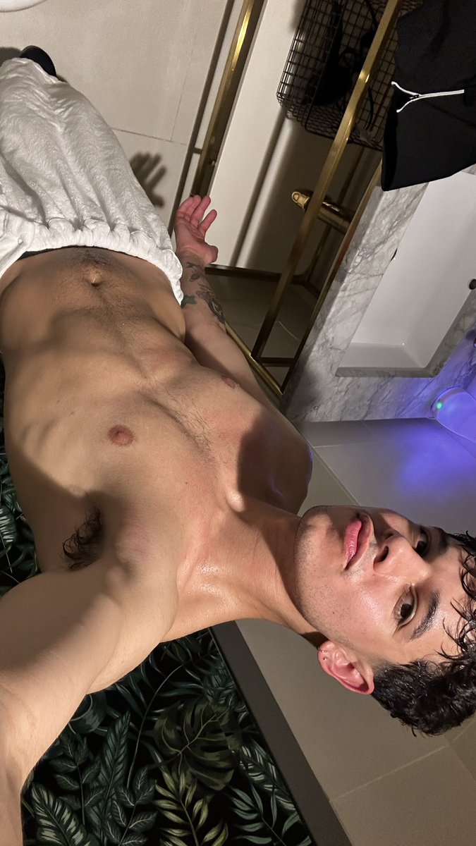justnlopez's tweet photo. Some of my best selfies of 2024 🦦🦈 https://t.co/Bs50uzMb2R