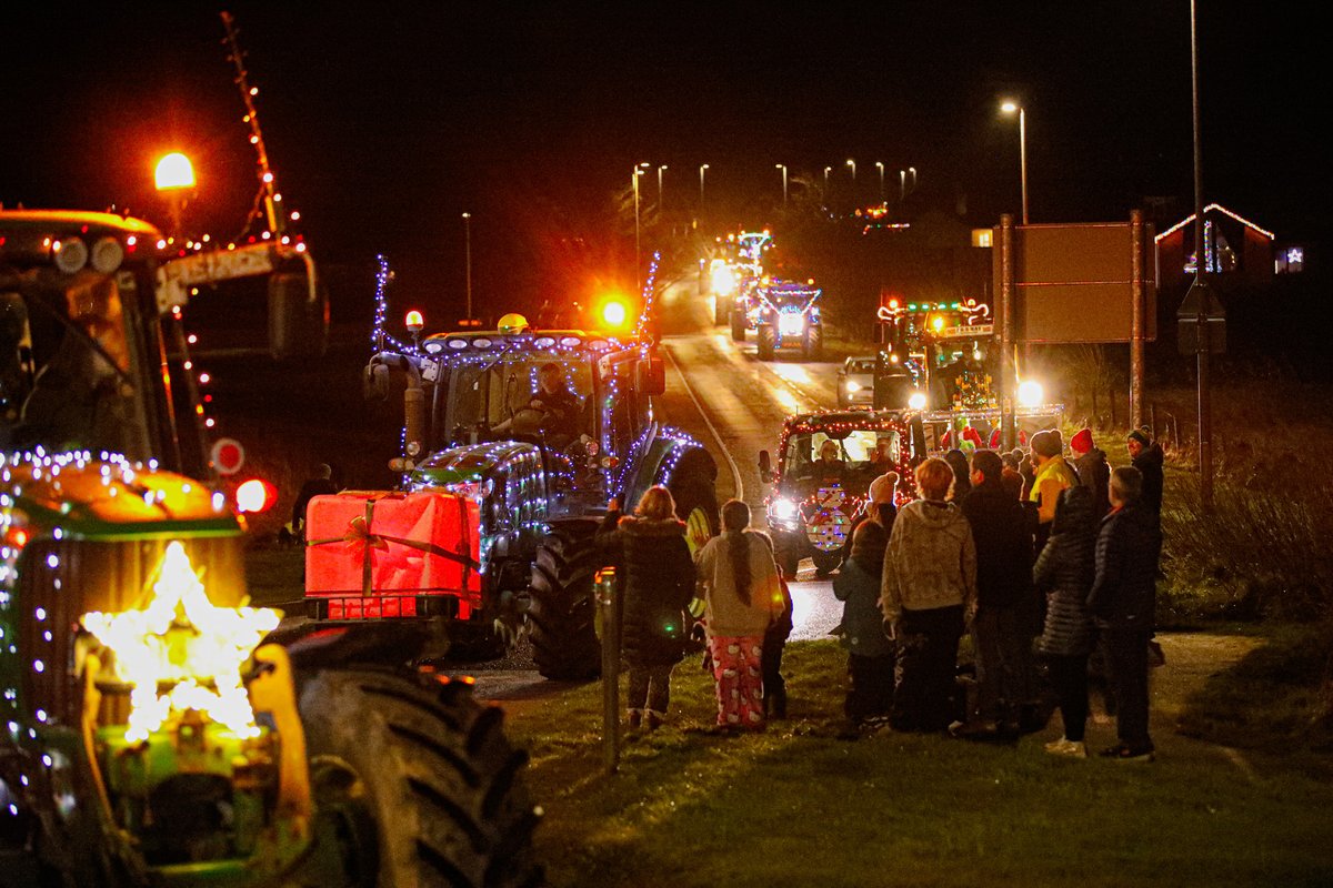 The streets of Kirkwall were full of festive fun tonight thanks to the #Orkney Christmas Tractor Run 🚜 🚨 🎄

Now in its 4th year, the run sees machinery of all shapes and sizes tour the town to spread some Christmas spirit and raise funds for local charities 😊

#VisitOrkney