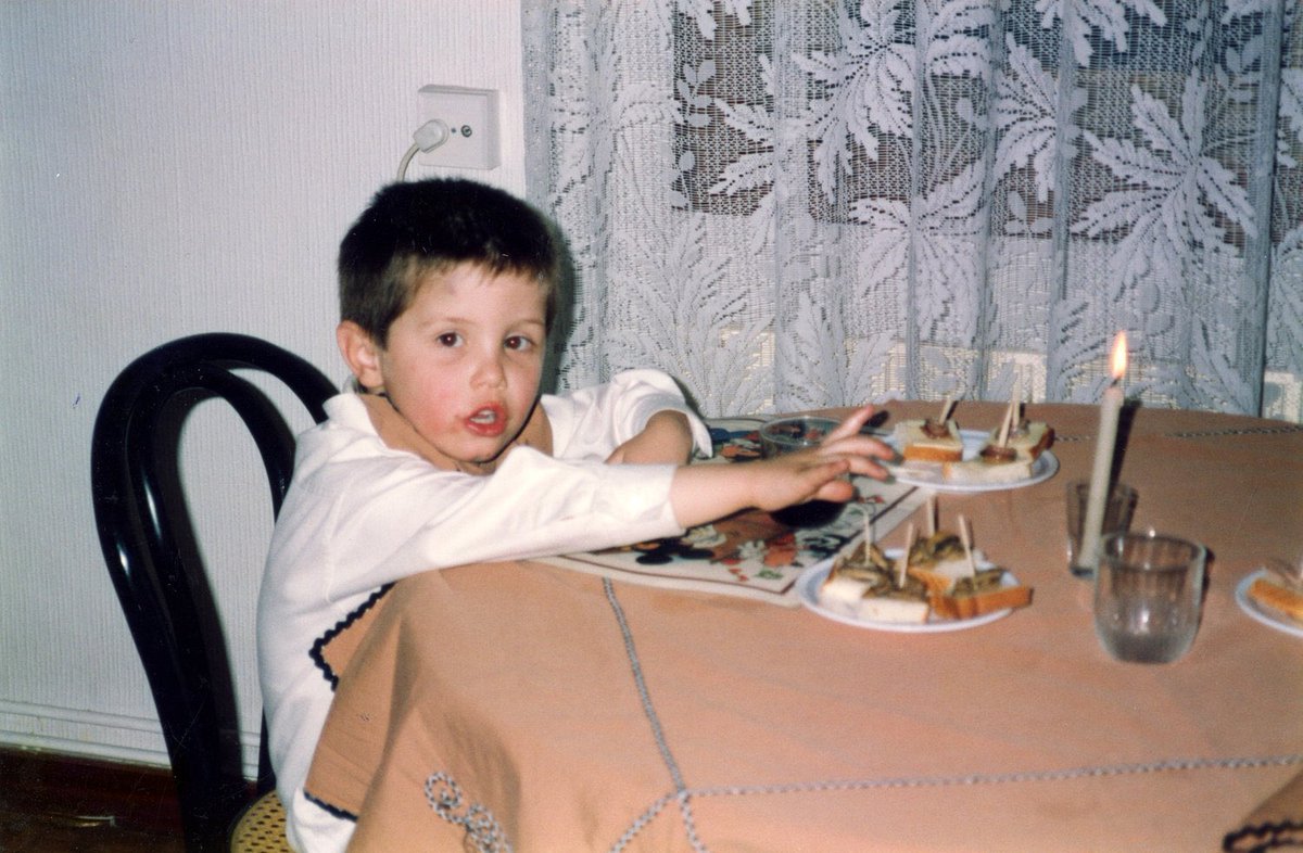 A esta edad ya me habían abusado sexualmente varias veces. Una herida así te imposibilita relacionarte de una manera sana con otros de por vida. A aquellos que fuisteis los protagonistas de aquel dolor os deseo todo el mal posible.