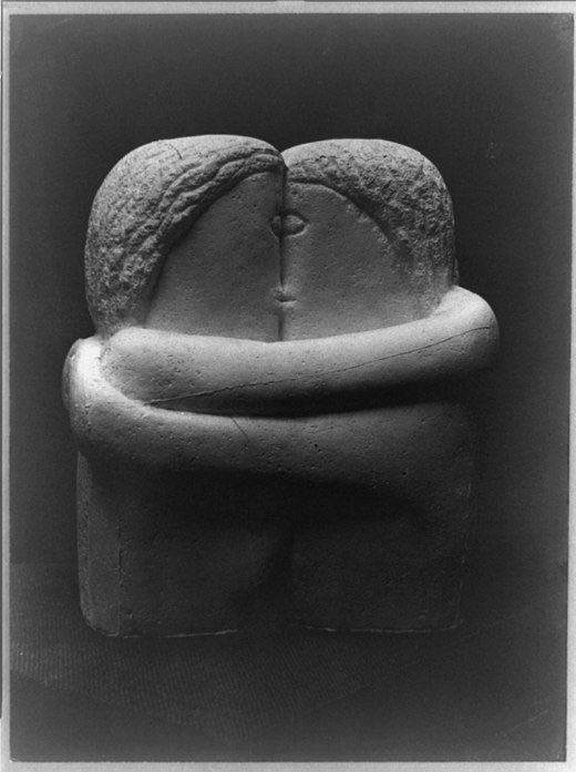 L’étonnante similarité entre ce couple de l’église Saint-Pierre d’Aulnay (Charente-Maritime, vers 1120-1140) et le célèbre Baiser de Brancusi (1909)