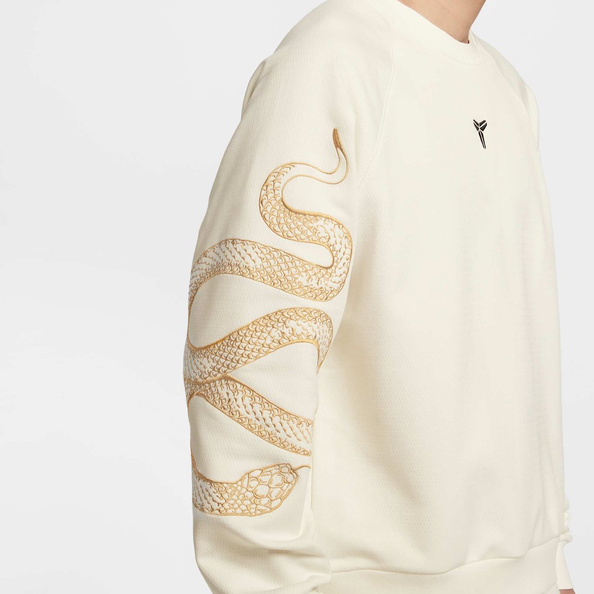 KicksFinder's tweet photo. OFFICIAL IMAGES: Kobe Bryant x Nike Crewneck "Lunar New Year" 🐍 
January 9th, 2025 https://t.co/CnR7A5IR64
