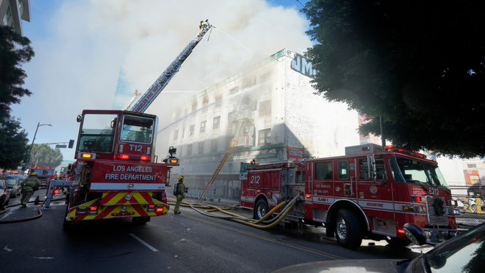 RollingStone's tweet photo. The building that once housed the Morrison Hotel — featured on the iconic cover of the Doors’ 1970 album of the same name — suffered significant damages Thursday after a fire. 

More: https://t.co/aEWZvw0bnP https://t.co/cp6TbeCFck