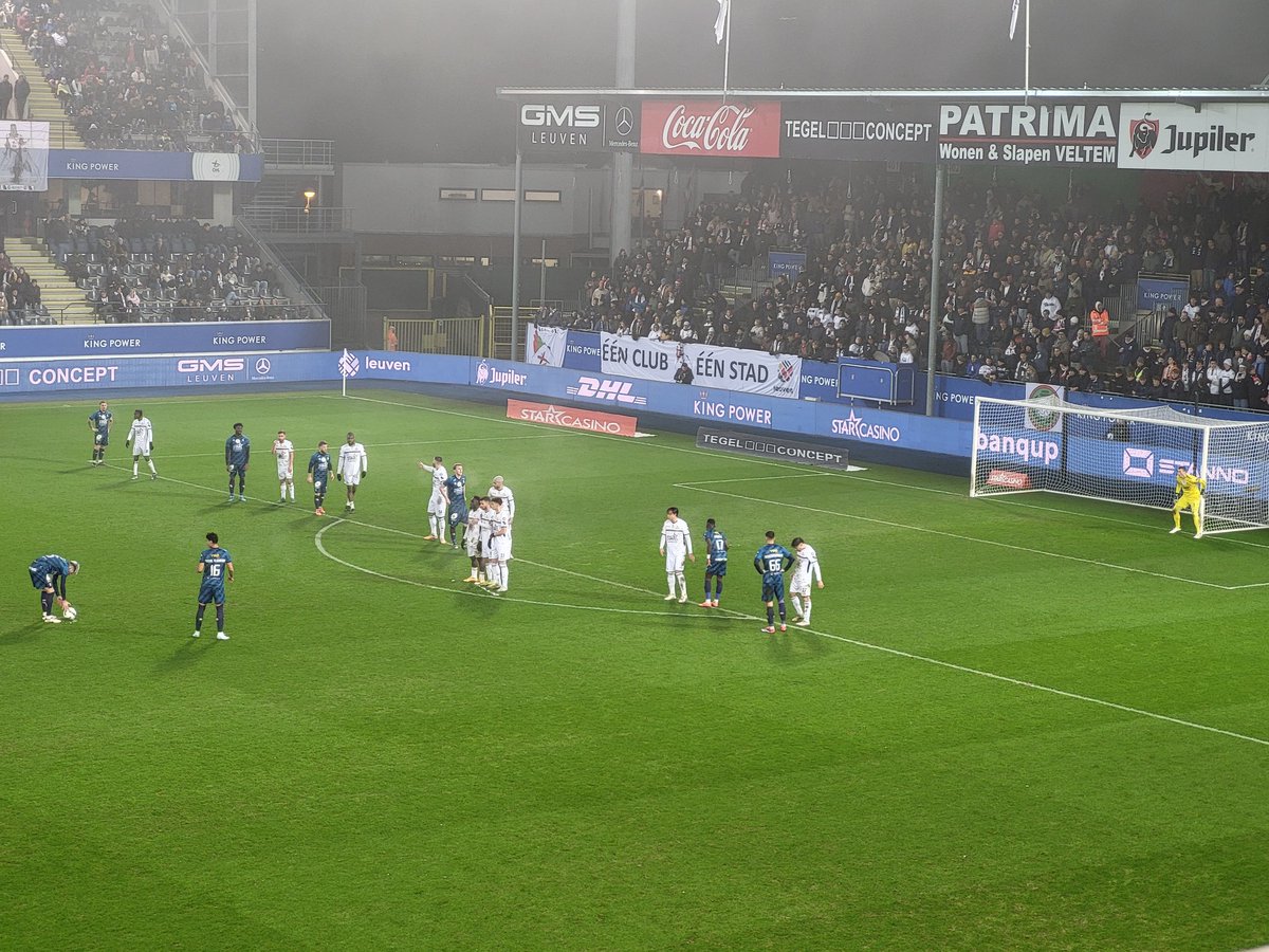 nielsvenus's tweet photo. OH Leuven wint met 2-0 van Beerschot (getraind door Dirk Kuyt) en pakt drie belangrijke punten in de strijd tegen degradatie ๐ง๐ช
Genoten van een leuke wedstrijd in een hoog tempo โฝ๏ธ
#ohleuven #OHLBEE #Leuven #groundhopping https://t.co/apd2nMLXtV