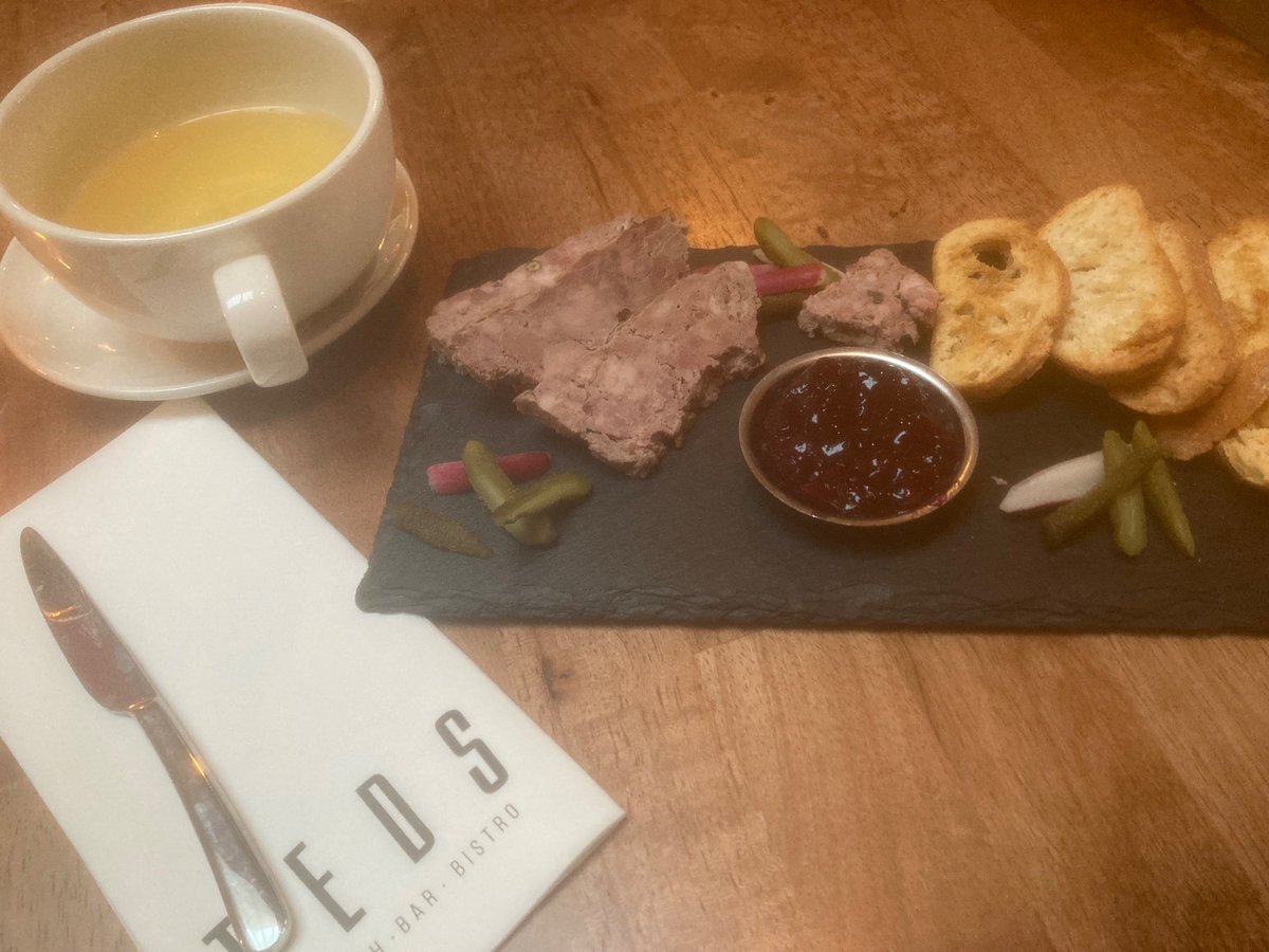 Msdejong02's tweet image. Zat ik dus in de verkeerde tent 🙈
Tja...maar goed. Ik was er wel. 

#Krijgsman #Teds #Naarden