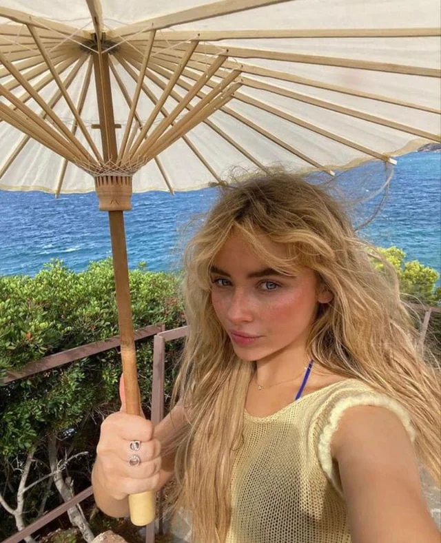 sailaunderscore's tweet photo. Sabrina Carpenter is attractive when they're not forcing her to wear drag-queen makeup to satisfy The Queers. https://t.co/irMlyjERoL