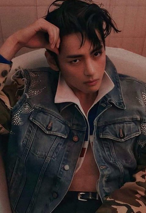 AboutMusicYT's tweet photo. Happy 29th birthday to the legendary, icon, gifted, talented, V, vocalist, visual, dancer, words that don't appear in the dictionary, Tata, record breaker, it-boy, King Taehyung of BTS! https://t.co/d2uf6BECzw