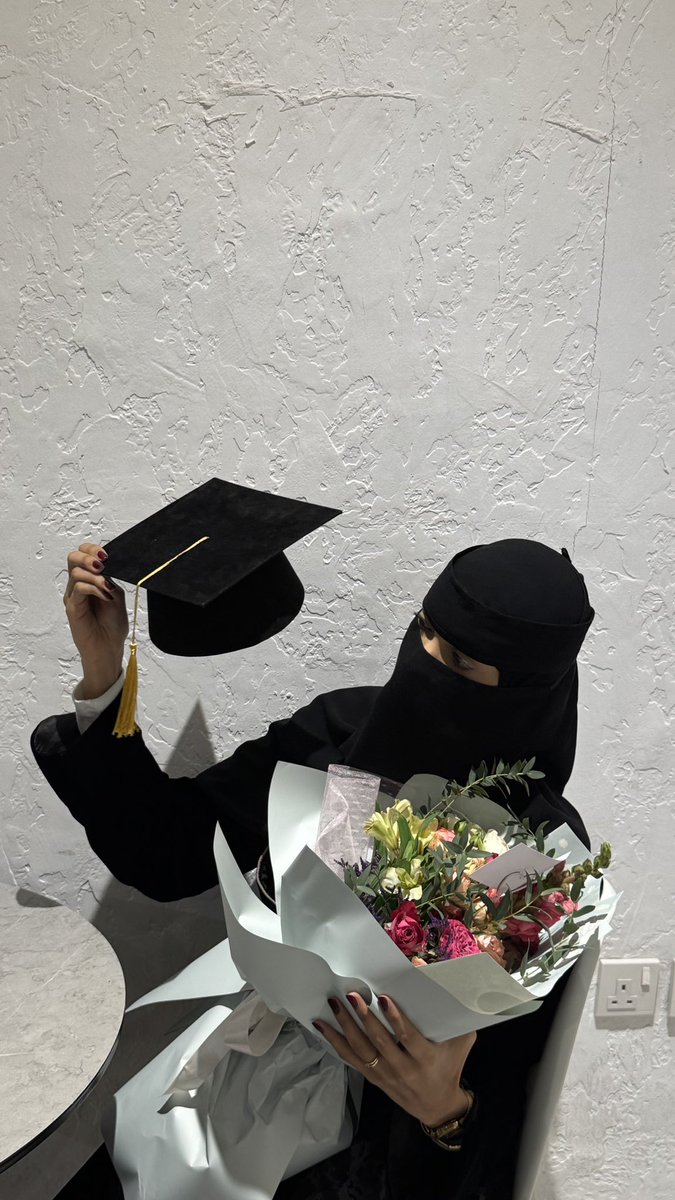 صديقاتي احتفلوا فيني بمناسبة التخرج😢💟