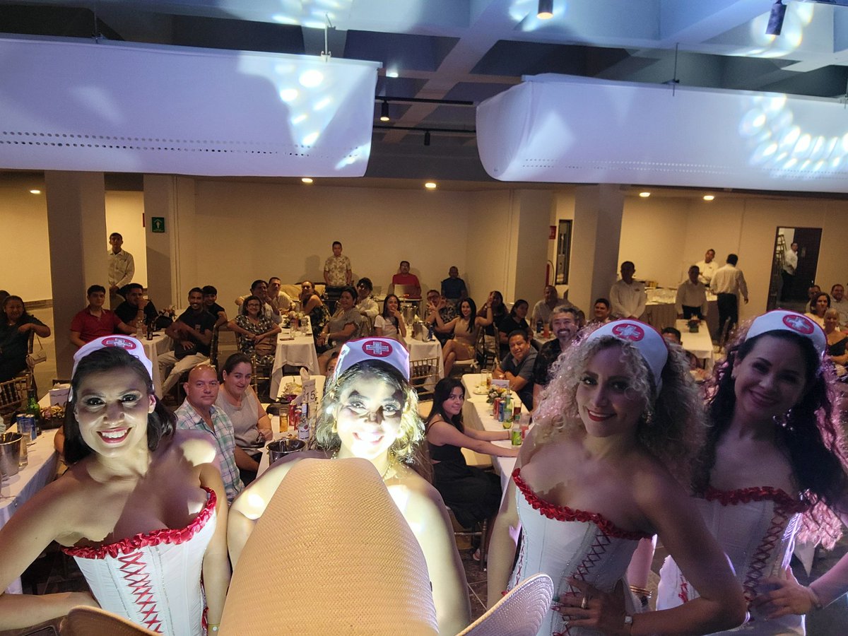 EDSONZUNIGA's tweet photo. Raza
Última noche en salón Roqueta del hotel Amares; Acapulco, Gro.
Anoche estuvo con madre y la visita de un gran amigo y compañero #RobertoTello
El Coreano
La pura pinchi rision de la profesional 
#nolfie https://t.co/SAErqptw46