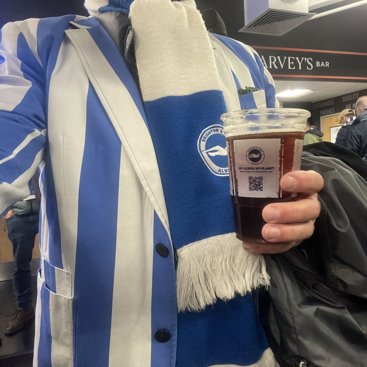 SeagullRichard's tweet image. Relaxing and warming up… with a pint of Sussex Best from the @Harveys1790 Beer Wall at The Amex