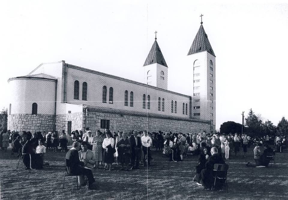 Se volete essere felici, fatevi una vita semplice e umile. Pregate molto e non vi preoccupate troppo dei vostri problemi: lasciateli risolvere a Dio e abbandonatevi a Lui.

Medjugorje, messaggio del 4 gennaio 1982