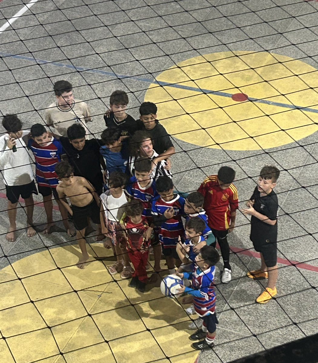 Muito massa o jogo entre Alvinegros e Tricolores em um aniversário no meu prédio. Mas enxerguei algo diferente, talvez o pai queira e a criança não kkkkkk. Achou? #eunãoescolhofuiescolhido