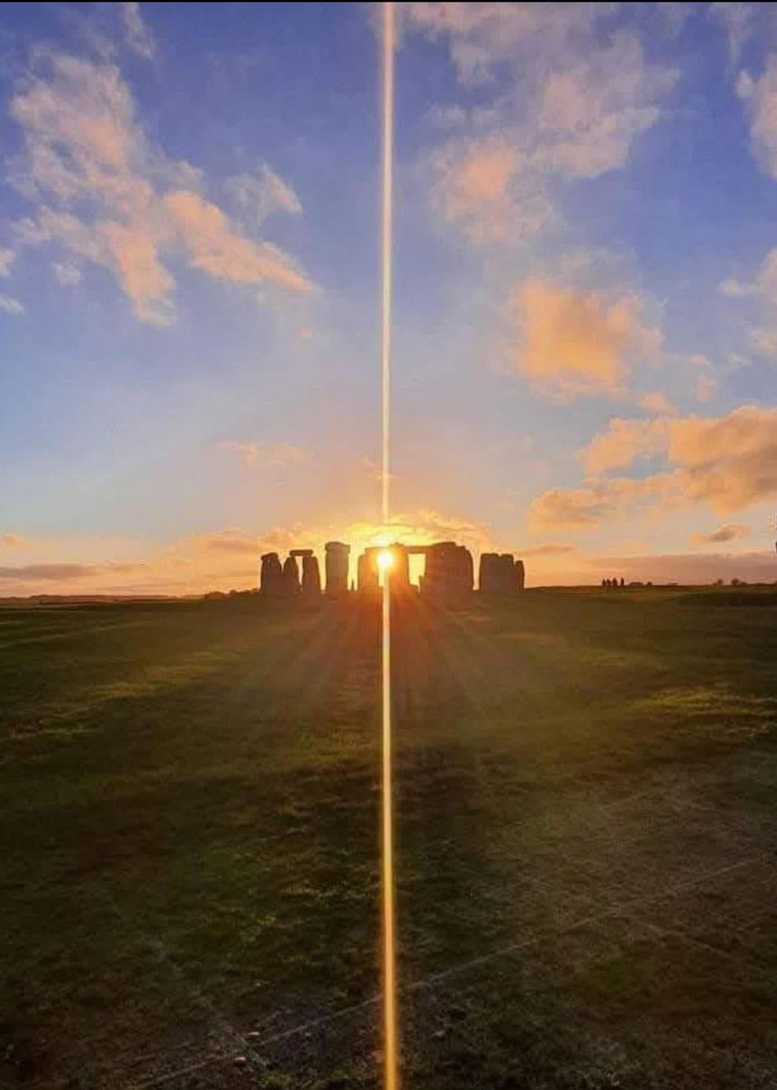AlBlaineau's tweet image. Les pierres de Stonehenge capturent le soleil lors du solstice d’hiver