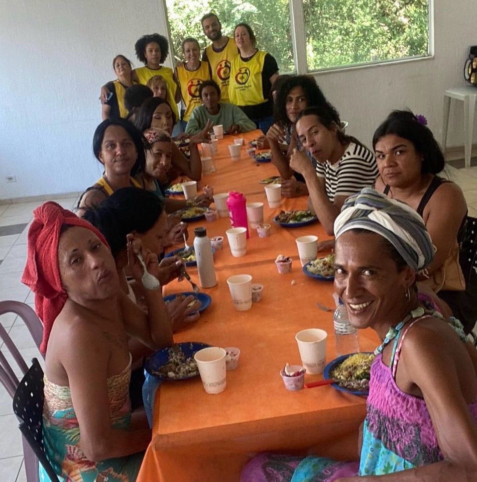 alinadurso's tweet photo. O apelo desse post é bem sério:

Como postei ontem, esse ano conseguimos fazer uma ceia de natal bem menor que outros anos, por falta de engajamento e poucos doadores

E queremos muito fazer uma ceia de ano novo, que infelizmente ta bem difícil

Pix: traviarcado@gmail.com https://t.co/Z1f6Tv5c0y