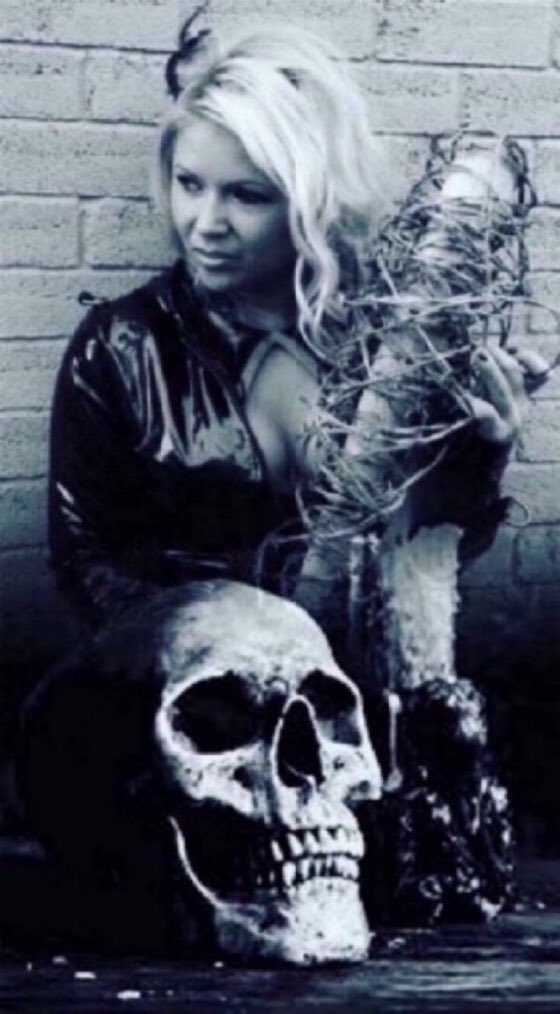 #ff she is awesome so follow her now! <a href="/JewellsMalone/">Jewells Malone</a>