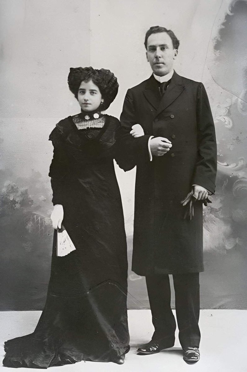 Cuando el poeta Antonio Machado se casó en 1909 con Leonor Izquierdo, él tenía 34 años y ella sólo 15 (la edad mínima legal para casarse entonces).
Se conocieron cuando ella tenía 13 años, y tuvieron que esperar 2 años para casarse.
¿Qué diríamos hoy? ¿Se 'cancelaría' su obra? 🤔