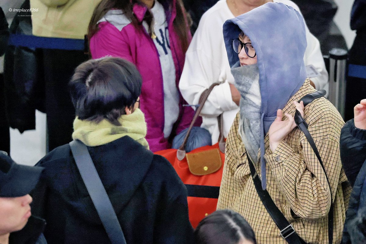 80fu66ck's tweet image. 맑.
                                                                         웅.
안약 챙겻어?
                                                                         웅.
속옷은.
                                                                  챙겻어.
여권은?