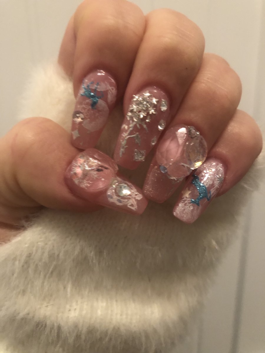 MyChoiceACE0523's tweet photo. Pink winter-nails βοΈπ©· #winternails https://t.co/xKriAfbaUb