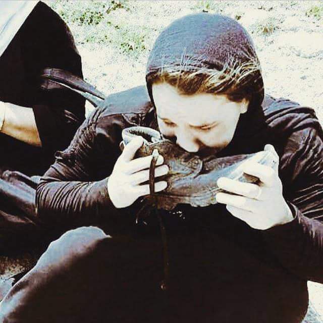 Sofie_Alev's tweet image. #CumartesiAnneleri1031Hafta
#RoboskiKatliamınıUnutma 

İşte geliyor uzaktan beze sarılmış,
Elde vardır bir tek onun kanlı bezi ....