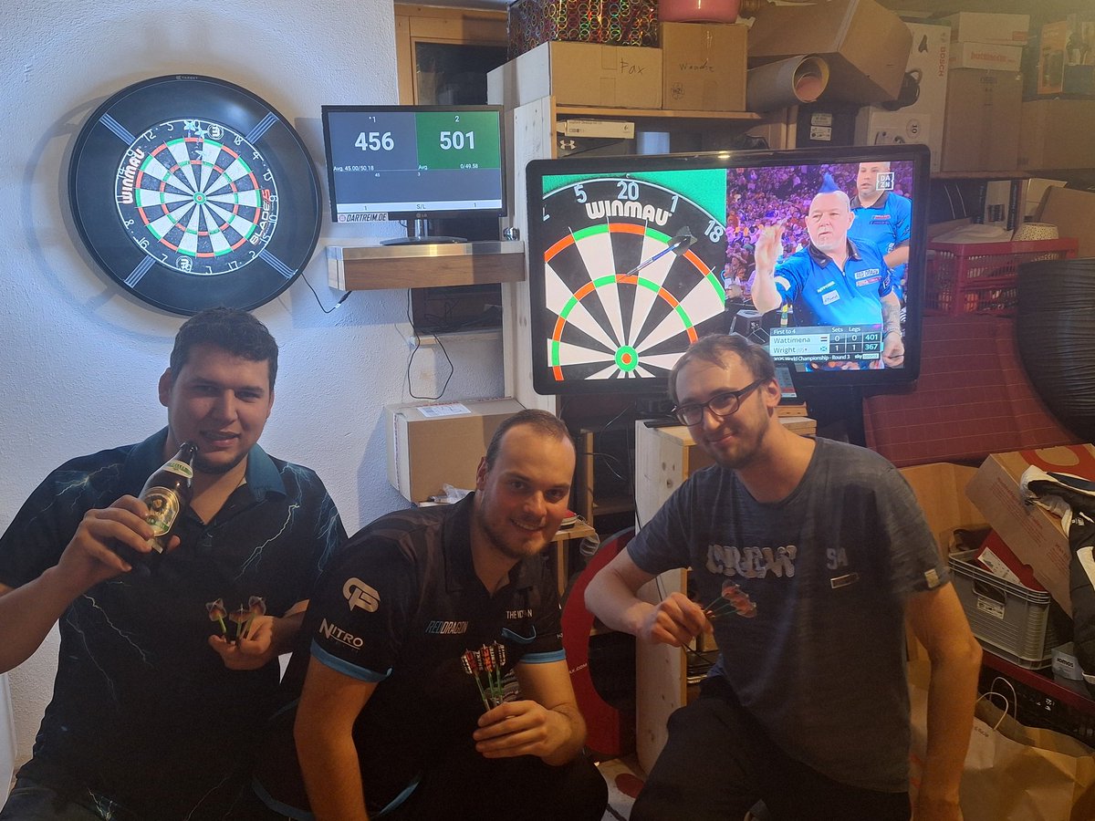 Trotz geprellter Rippen muss Dart gespielt werden 
Viele Grüße aus Bayern 
#dartzn #DartsWM <a href="/ElmarPaulke/">Elmar Paulke</a> <a href="/DAZN_DE/">DAZN DE</a>