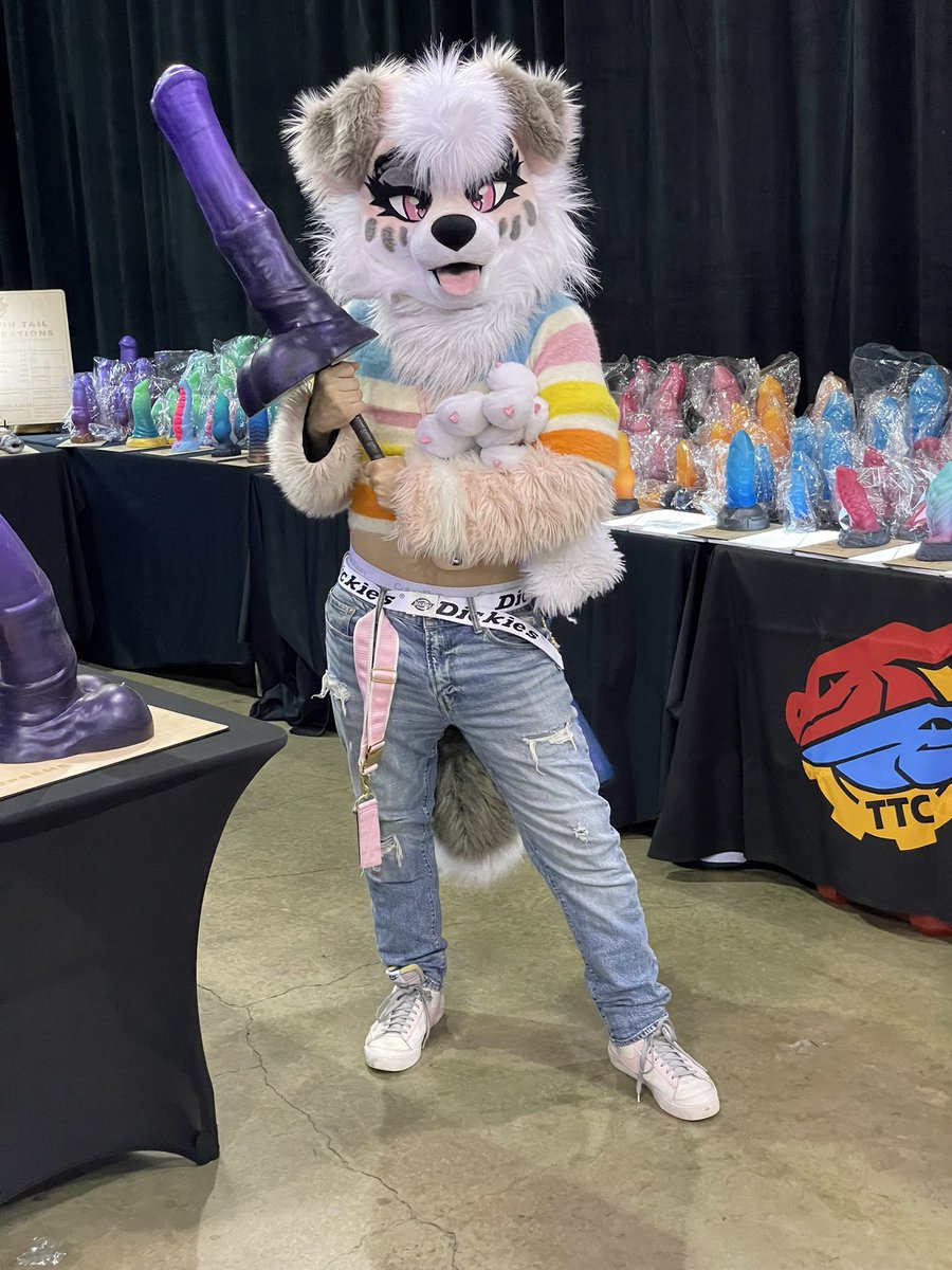 Something ridiculous for the last #FursuitFriday of 24. Thing is longer than my ARM. 

📸: <a href="/DuckyTh1cc/">Irritable Fowl Syndrome</a>