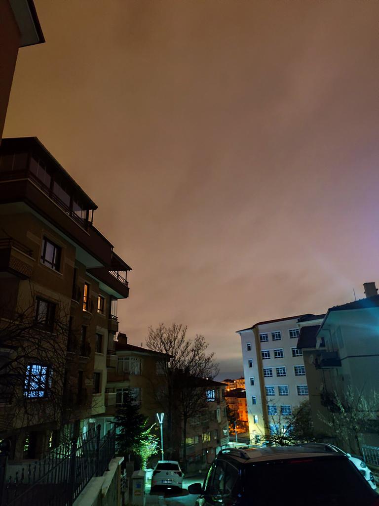 cete_1's tweet photo. Ruhun mu ateş, yoksa o gözler mi alevden?
Bilmem bu yanardağ ne biçim korla tutuştu?
Pervane olan kendini gizler mi hiç alevden?
Sen istedin ondan bu gönül zorla tutuştu. https://t.co/GgEVbfY6b7