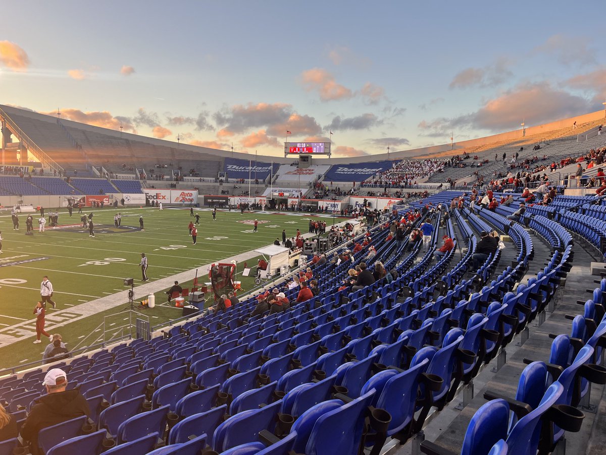 TonyTravis64's tweet image. Players / Coaches come and go but the HOG on the helmet always stays the same!!!! Arkansas Razorbacks! Go HOGS!!! #hitthatline