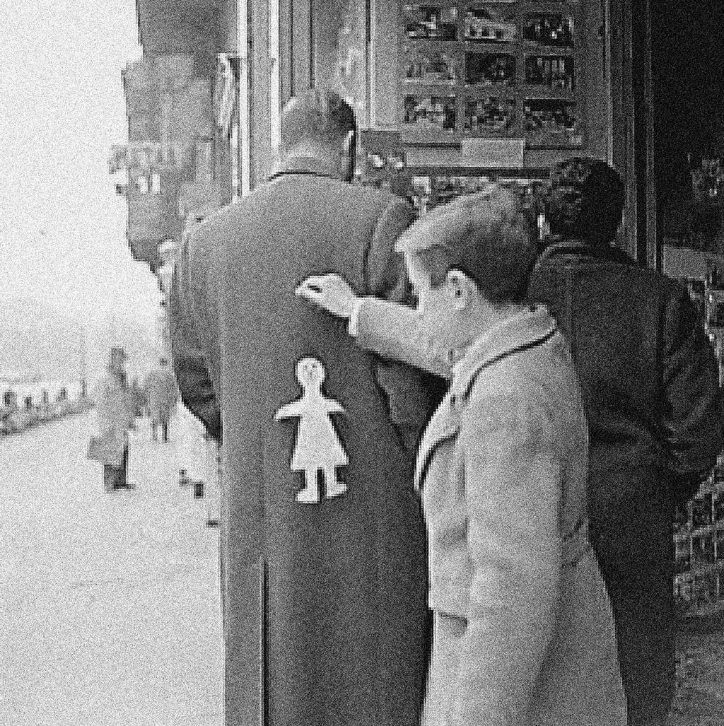 スペインおよびスペインの影響を受けた地域では、12月28日は悪戯の日(inocentadas)とされる。この日は、悪戯する者は無垢な存在で罪を犯してはいないので、たとえ悪戯されても怒ってはいけないのだという。 