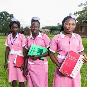 🌍 South Sudan faces some of the world’s worst health outcomes. Amref’s Maridi Health Sciences Institute is training health workers like Hellen, Suzan, &amp; Magret, who are stepping in to support—but more staff is urgently needed. Learn how to help donate.amrefusa.org/handsofhope.#H…