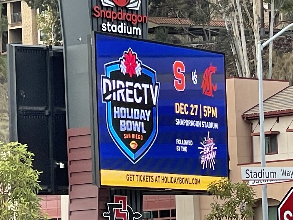 CallDT's tweet image. Grateful to God to be here at the Directv Holiday Bowl!
#GODisGREAT #WorkisFun #ChaseYourDreams #HolidayBowl #Syracuse #WSU #collegefootball #sports @holidaybowl
