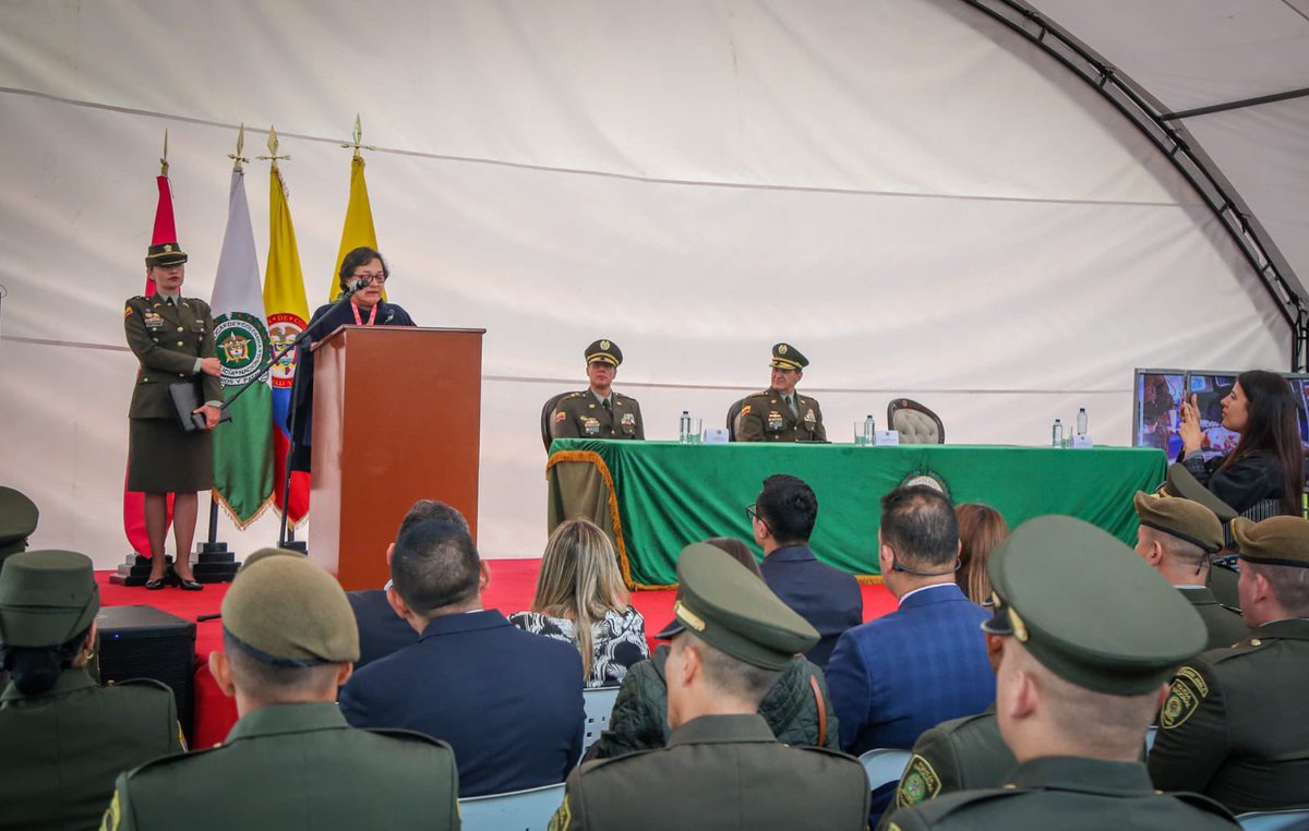 DirectorPolicia's tweet photo. ¡Bajo el imperio de la ley! En el marco de la estrategia del señor Presidente de la República de perseguir, sin tregua, las finanzas del crimen organizado, hoy recibimos, de parte de la Sociedad de Activos Especiales (SAE), un inmueble de alto valor, ubicado en el occidente de Bogotá, que en el pasado perteneció a un extraditado capo del desmantelado cartel del Norte del Valle.

El acto de entrega, liderado por la señora Presidenta de la SAE, es un triunfo de la legalidad y un homenaje a las víctimas del flagelo del narcotráfico.

El valioso bien entra a formar parte de las capacidades de la @PoliciaColombia para seguir enfrentando con la mayor contundencia las distintas manifestaciones del delito.
