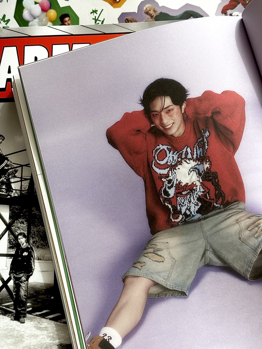 #지웅 #JIUNG 2025 시즌그리팅 목표

① 삶에 대한 만족감 유지
② 나를 행복하게 하는 것들 더 찾아내기
③ 즐겁게 일에 임하기
④ 더 좋은 곡 쓰기
⑤ 가족과 함께하는 시간 늘리기

P1ece! 2024년에도 저희와 함께해서 
행복한 한 해가 되었길 바라며
2025년에는 더욱 즐거운 기억, 추억들