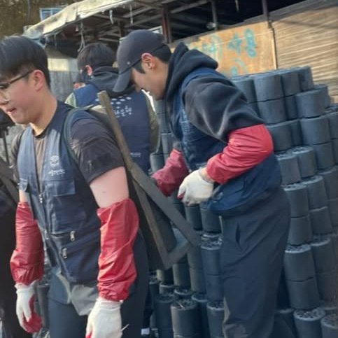wonniemallow's tweet photo. Siwon didn't post anything about his participation as a volunteer and no news about this either. He did this in the middle of his busy schedule and cold weather with a smile on his face. God bless you siwon for always being sweet and warm person to everyone @siwonchoi 💙 https://t.co/tlA56DyqGv
