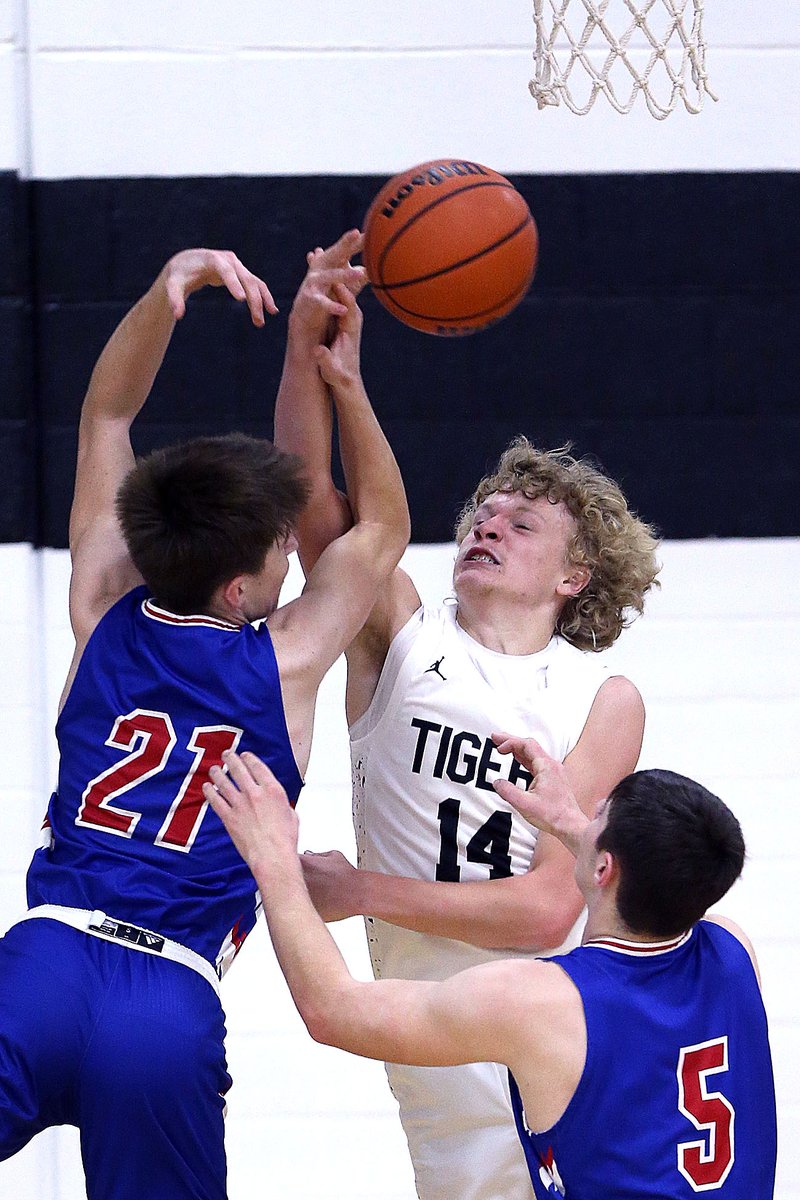 TimBathKT's tweet image. Peru defeats Caston in the Miami County Tournament. More photos at: kokomotribune.com/sports/basketb…