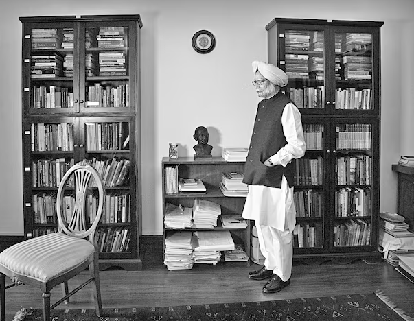 कभी-कभी मौत ज़िंदगी से बड़ी हो जाती है. जब तक मनमोहन सिंह ज़िंदा रहे किसी ने याद नहीं किया. लेकिन आज श्रद्धांजलियों की बाढ़ आई हुई है. संस्मरण लिखे जा रहे हैं. गुरुद्वारों में, मंदिरों में कीर्तन चल रहा है. दुआएं पढ़ी जा रही हैं. अचानक क्या बदल गया?

दरअसल, यह मुल्क प्रायश्चित के