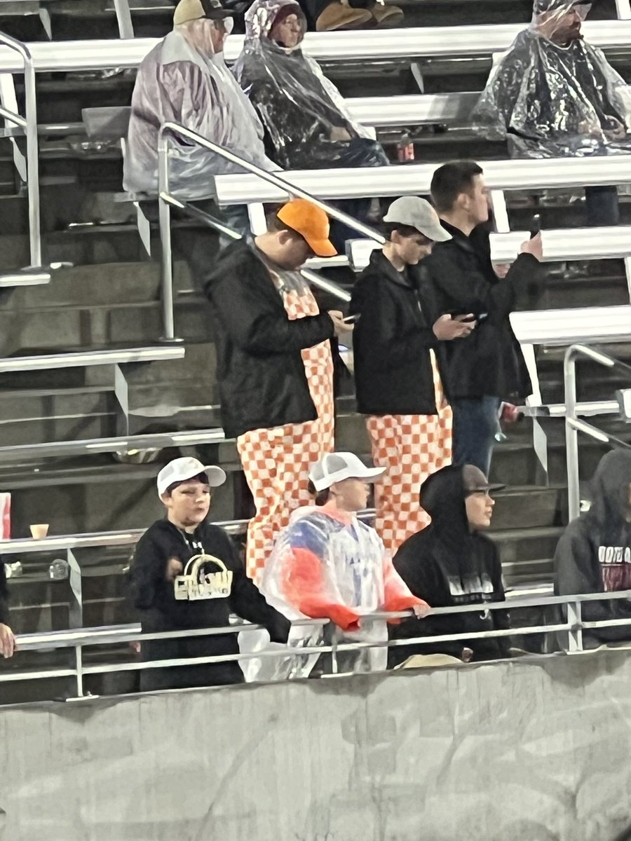 DralleDulce's tweet photo. @VandyFootball UT fans at the bowl…think they were cheering for us? https://t.co/dHWTqR55Uv