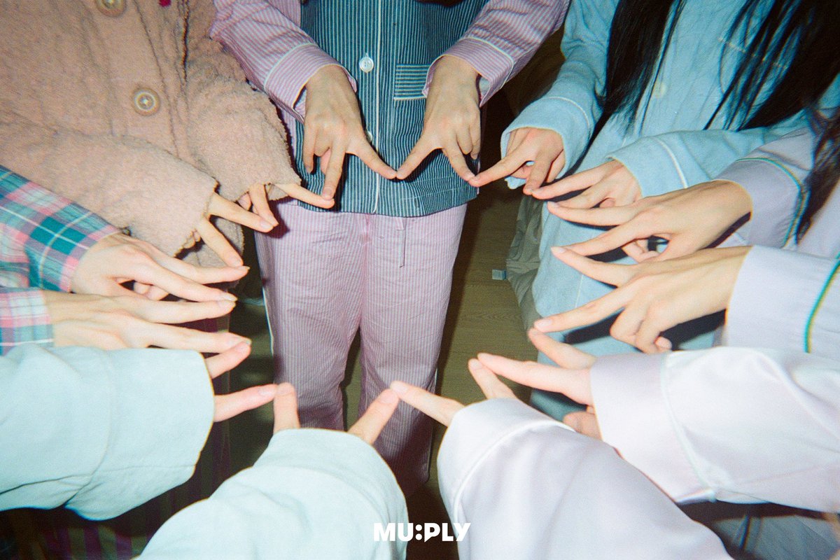 Izna's room was a whirlwind of music and giggles, much to the dismay of the dorm guard!  —𝟭𝟮/𝟰(수) 𝟲𝗣𝗠 돌들의침묵 이즈나 편. MUPLY에서 확인하세요