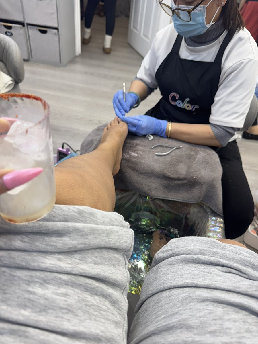 ccarrillo1983's tweet photo. Nails ✅
Pedi ✅
Brows ✅
Need to get my haircut this weekend and I’ll be ready for my living room on NYE #SelfCare #nailsdid https://t.co/CWu4XMwDbF