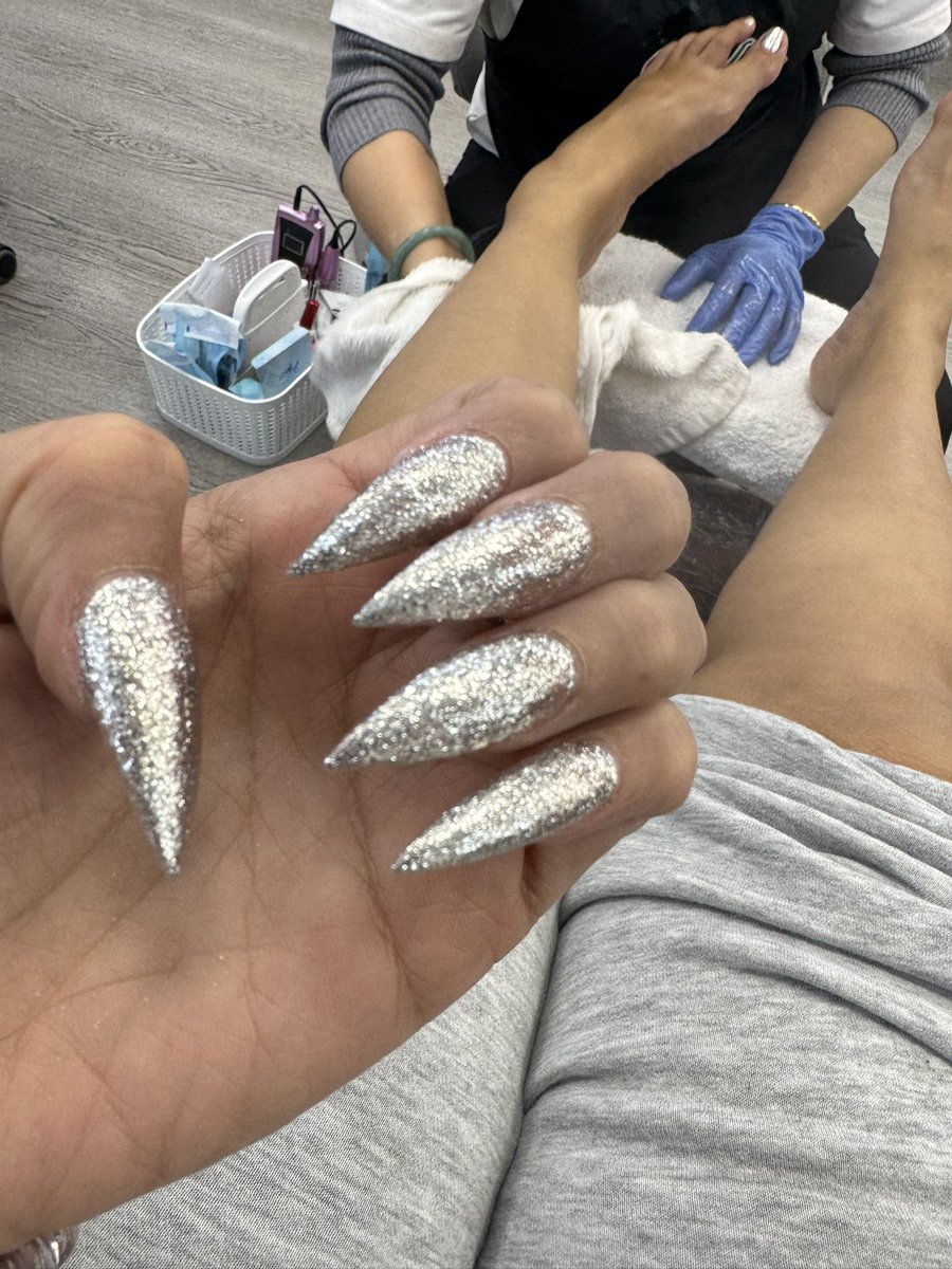 ccarrillo1983's tweet photo. Nails ✅
Pedi ✅
Brows ✅
Need to get my haircut this weekend and I’ll be ready for my living room on NYE #SelfCare #nailsdid https://t.co/CWu4XMwDbF