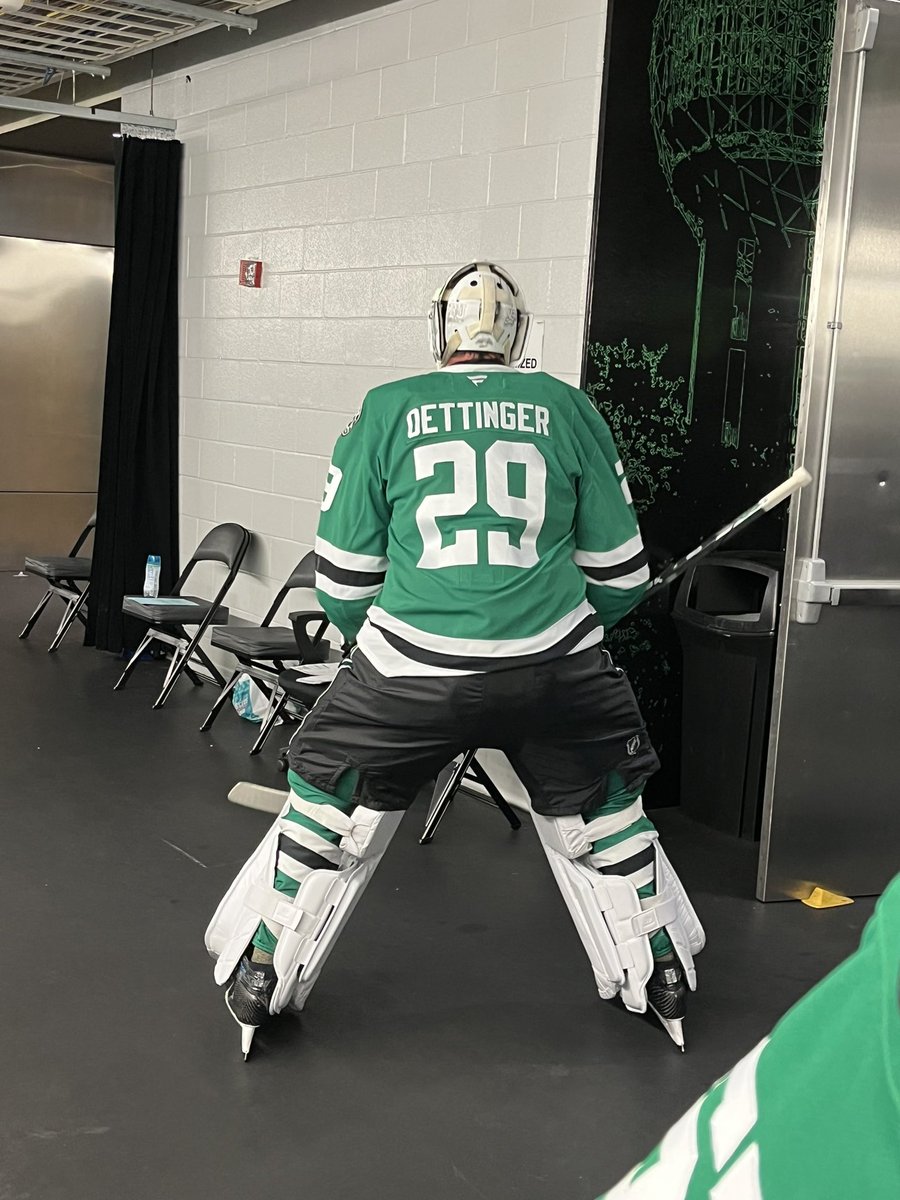 lclsportsluvver's tweet image. This was definitely the highlight of the evening with my son, daughter and son-in-law! 💚 It was our Victory Club Member Experience. #TexasHockey #VCM