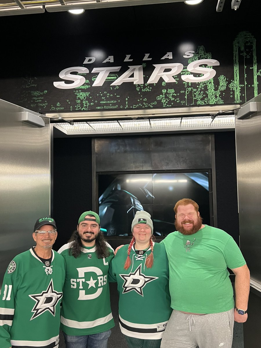 lclsportsluvver's tweet image. This was definitely the highlight of the evening with my son, daughter and son-in-law! 💚 It was our Victory Club Member Experience. #TexasHockey #VCM