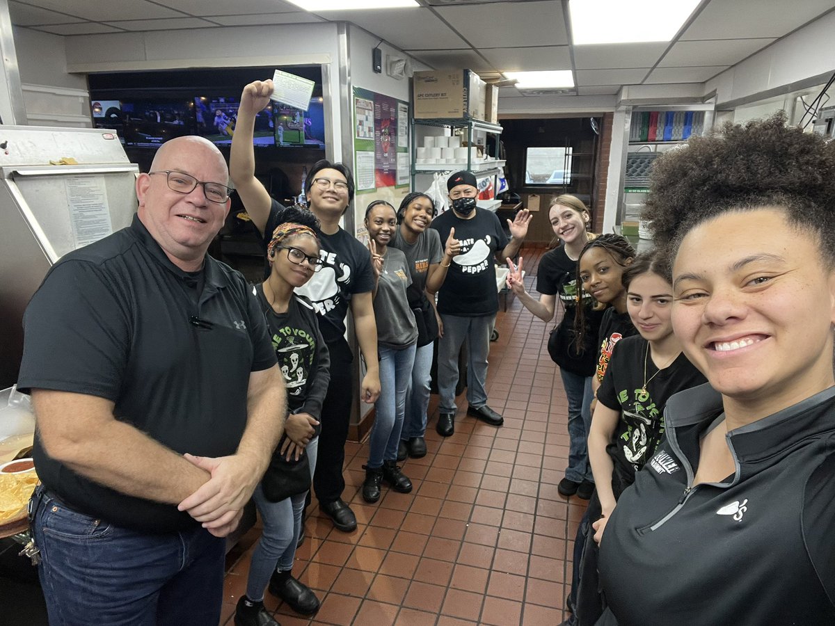 Friday night✨ lights Team Waukegan and Gurnee were rocking it! Cheers to Ramiro with 0️⃣ fry skips in every vat,every day he works (5 days!) 🤯 and Art for showing up for the job he wants 0% Togo MI and developing his peers 📚#futureleader #chilislove