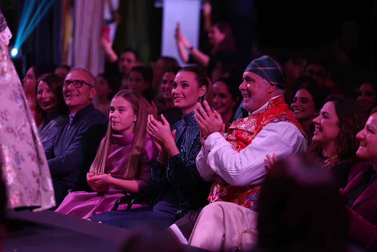 🤍L'Agrupació <a href="/fallasmaritimo/">Federació Agrupació Falles Marítim</a> ha organitzat amb gran èxit la III Desfilada Benèfica a favor de <a href="/LatiendoJuntos/">Latiendo Juntos</a>, demostrant el seu compromís amb les causes solidàries i el seu esperit col·laboratiu. 

👑 L'acte ha comptat amb les FFMMV, Berta i Lucía, i les seues Corts d’Honor.